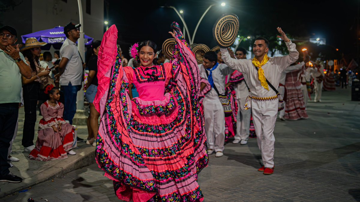 soledadalcaldia's tweet photo. 💃🔥 ¡La tradición giró con fuerza en la Rueda de la Cumbia! 🥁👣
Niños, jóvenes y adultos llenaron las calles de ritmo, color y orgullo cultural.
Soledad vibra con sus raíces y la cumbia sigue siendo el corazón de nuestras fiestas.
#RuedaDeLaCumbia #FiestasPatronales2025 https://t.co/k3hondiFUq