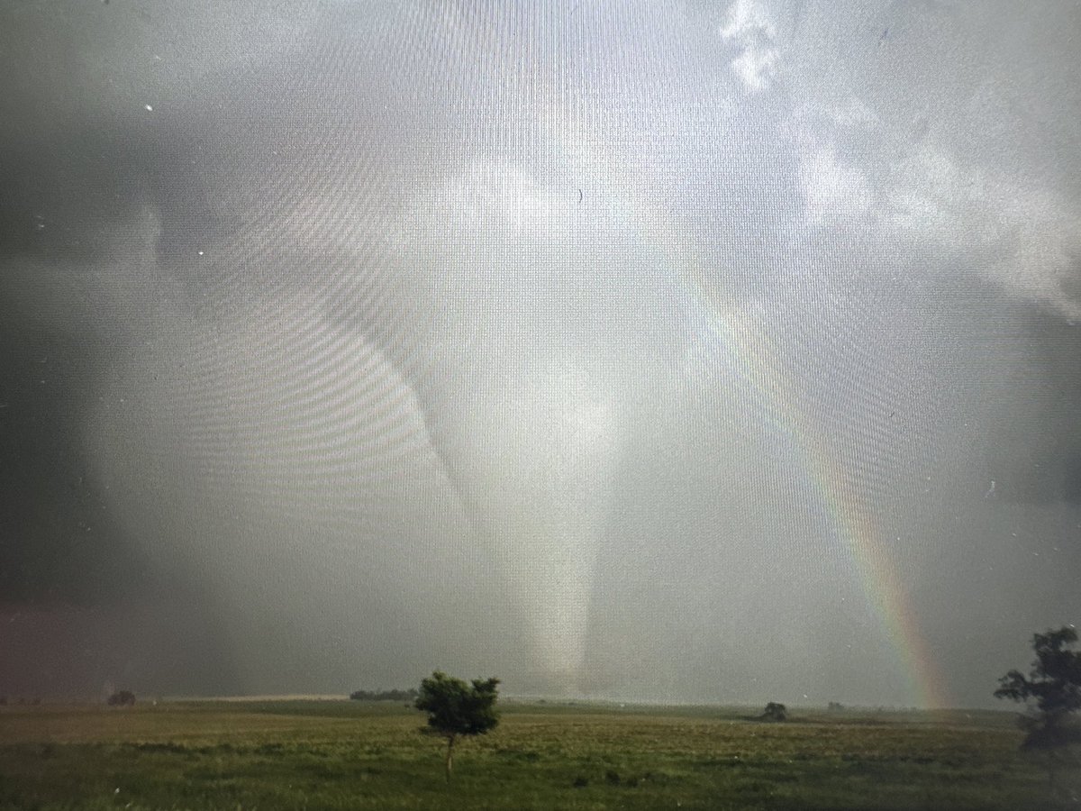 Long lived tornado Southeast of Dickens, Nebraska. Had to been on the ground for 35 or 40 minutes! What a beauty! #newx