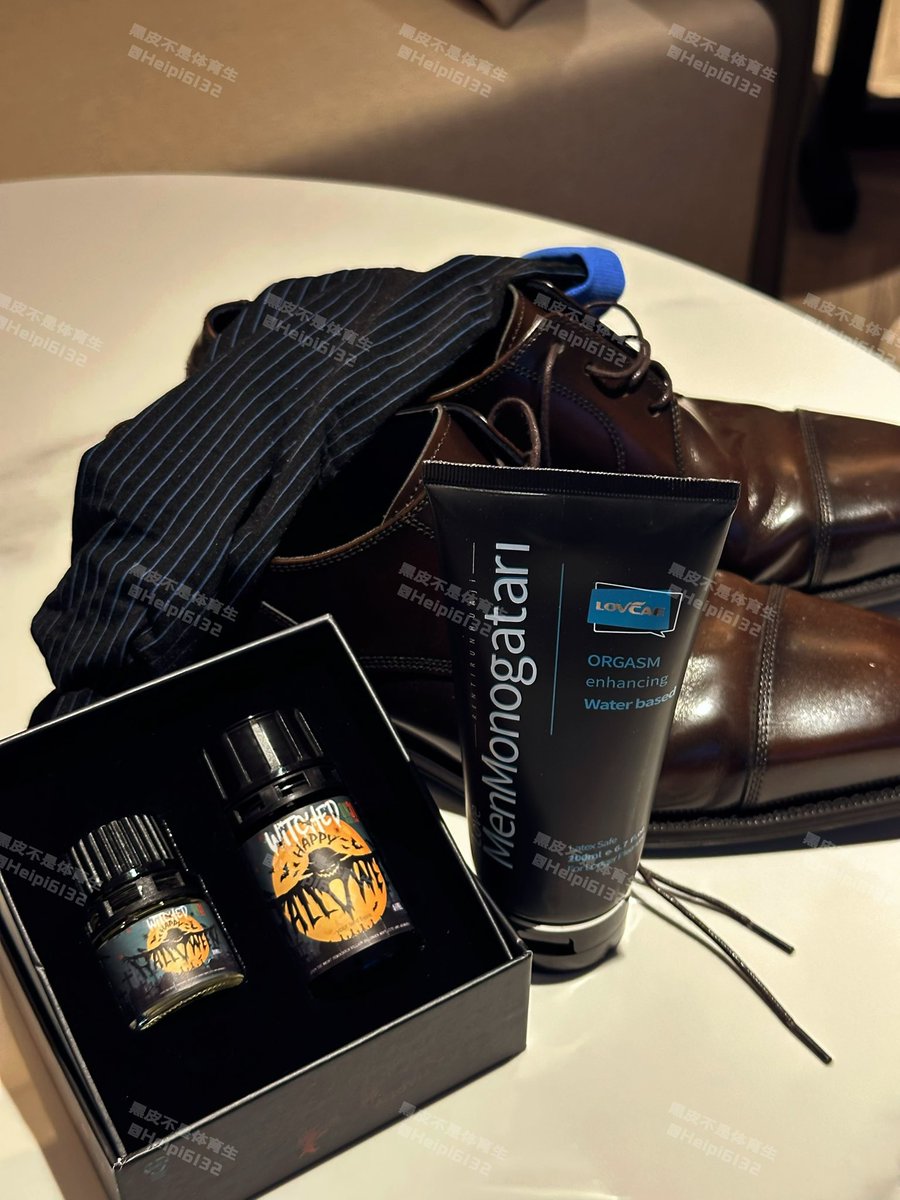 今日主题西装男的香薰✌︎˶╹ꇴ╹˶✌︎ #正装男 #黑皮体育生 #正装皮鞋 #原味丝袜 有需要的可以滴滴，郑州同城可送货上门 #体育生原味 #体育生白袜 #绿帽畜生