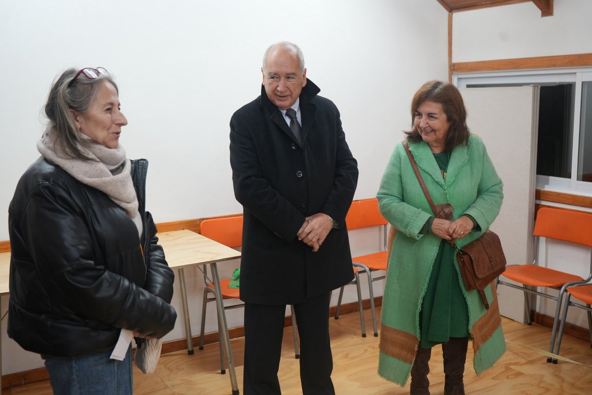 muni_osorno's tweet photo. La concejala Cecilia Ubilla y la agrupación "Amore", que trabaja con adultos con problemas de salud mental y que tiene una incidencia positiva en el barrio y en la comunidad, hicieron una invitación al alcalde Jaime Bertin, quien se comprometió a seguir trabajando. https://t.co/5fnmEixdlG