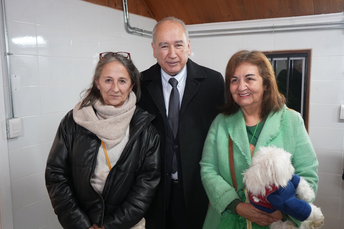 muni_osorno's tweet photo. La concejala Cecilia Ubilla y la agrupación "Amore", que trabaja con adultos con problemas de salud mental y que tiene una incidencia positiva en el barrio y en la comunidad, hicieron una invitación al alcalde Jaime Bertin, quien se comprometió a seguir trabajando. https://t.co/5fnmEixdlG
