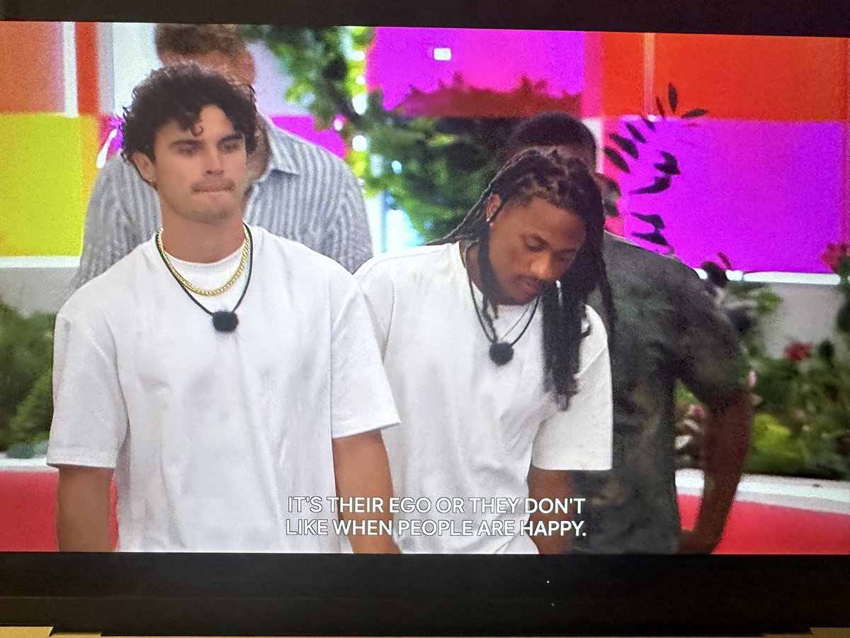 realitypillow's tweet photo. WHY were the men not talking about Taylor leaving in their stupid huddle #LoveIslandUSA https://t.co/1kgN9ALnnm