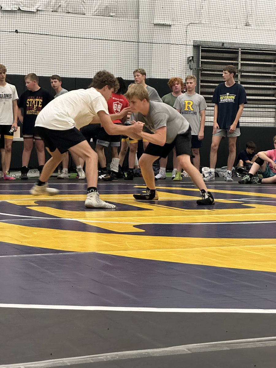 OFEAGLEWRESTLE's tweet image. Dual #2 in the books. Great ending to day 2. @OFR5_Activities #RAISETHEBAR #EAGLESTRONG