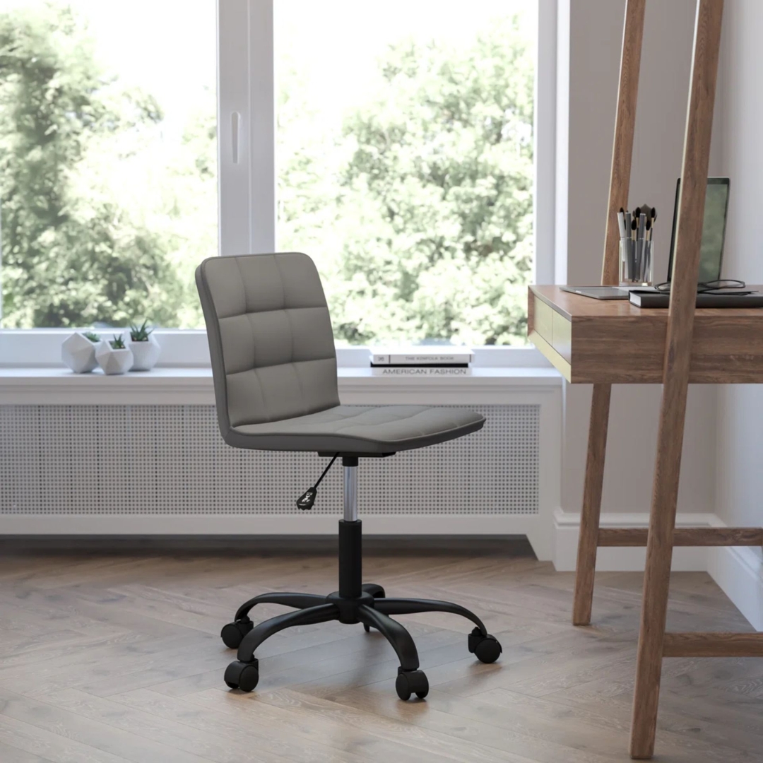 KLauctions's tweet photo. Over £15K of BRAND NEW furniture from a major retailer – desks, office chairs, stools, tables &amp; more!

Bid now ➡️ Link in bio! https://t.co/8hyWqYSiGL