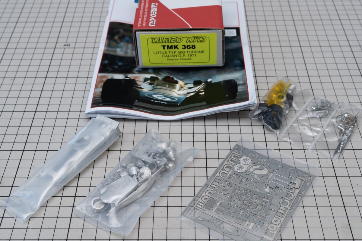 capilotz's tweet image. 次に作るのはこちら。TAMEO368 Lotus56Bです。1971年F1に参戦したガスタービン車でこんな見た目ですがなんと四輪駆動車です。小さなマシンですがパーツ数が多いですねぇ。 
#43オモロー #lotus56B #tmk368 #tameo #scale143
