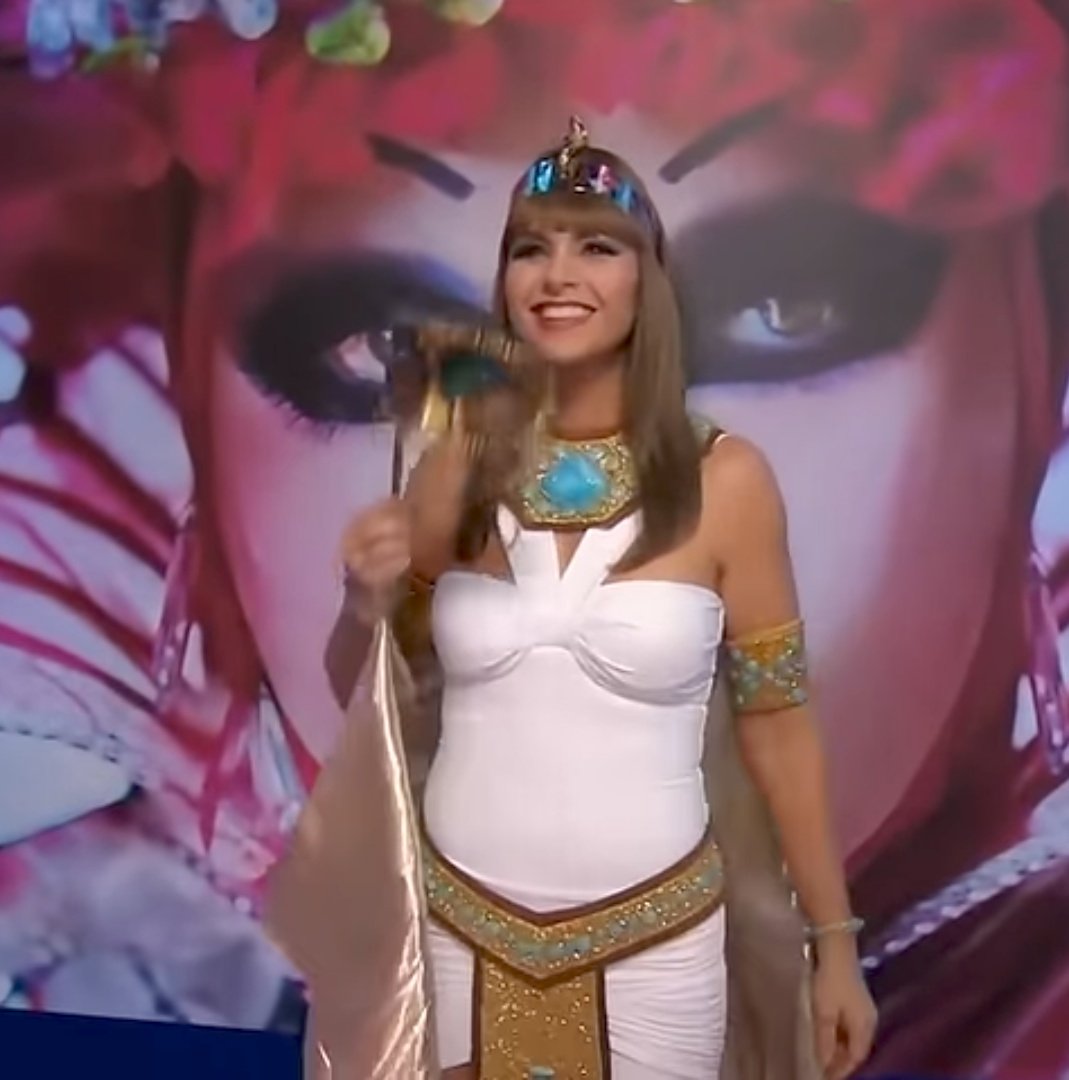 Yo creo que sí Helena hace el trend de la Cleopatra que anda de moda en tiktok lo gana 😍