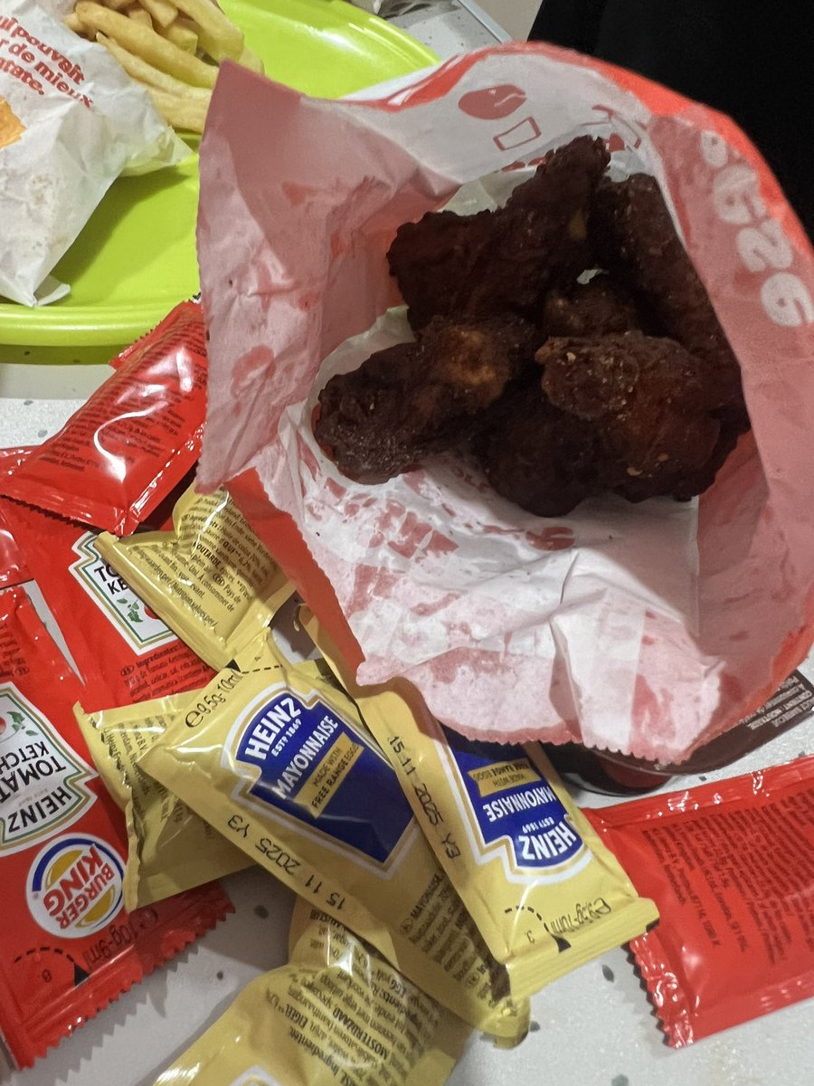 Je suis fan de vos #Wings. Et à mon grand DÉSESPOIR, j’apprends ce soir que vous arrêtez leur production en Guadeloupe. <a href="/BurgerKingFR/">Burger King France</a> sérieusement, je vais devoir me coltiner le wings du McDo ? C’est une blague ? 😩😩😩😩