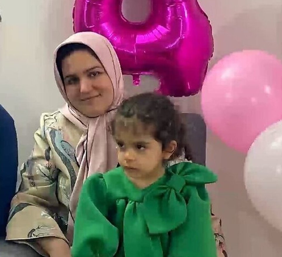 SharifiZarchi's tweet image. دکتر «مرضیه عسگری» فوق تخصص کودکان و عضو هیات علمی دانشگاه علوم پزشکی تهران به همراه دختر سهسالهاش «زهرا بزرگر» با حملات وحشیانهی اسراییل متجاوز به شهادت رسیدند.
آنان که فکر میکنند مسیر آزادی میهن از بمباران مردم بیدفاع میگذرد، نمیخواهند بیدار شوند؟
لعنت به اسراییل.