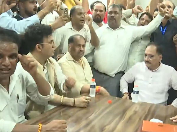 Delhi: BJP leaders held en route to Bangladeshi High Commission to protest attack on Tagore's ancestral home

Read <a href="/ANI/">ANI</a> Story |
aninews.in/news/national/…

#Delhi #BJP #Bangladesh #HighCommission