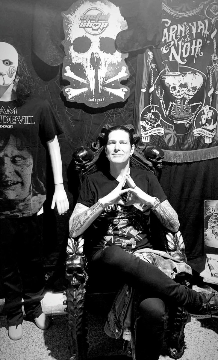 SoCal_MusicFan's tweet image. It's great to see a pic of Todd chillin' in interesting places on his day off 🖤🤍 
#ToddKerns #offstage #CzechRepublic #blackandwhitephotography