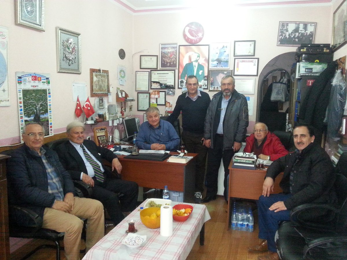 21.dönem Niğde milletvekili (kırmızı montlu) yakın dostum, arkadaşım MÜKERREM LEVENT'in  vefatını şimdi öğrendim. Allah rahmet eylesin mekanı cennet olsun inşallah.....