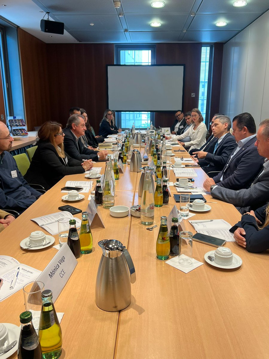 El Emb. <a href="/PacoQuiroga/">Francisco Quiroga</a> participó en la primera reunión de la visita a Alemania de socios del Proyecto de Cooperación entre 🇩🇪 y 🇲🇽 en apoyo al sector privado en la educación dual. Celebramos el compromiso del sector productivo para coadyuvar al escalamiento del sistema mexicano de