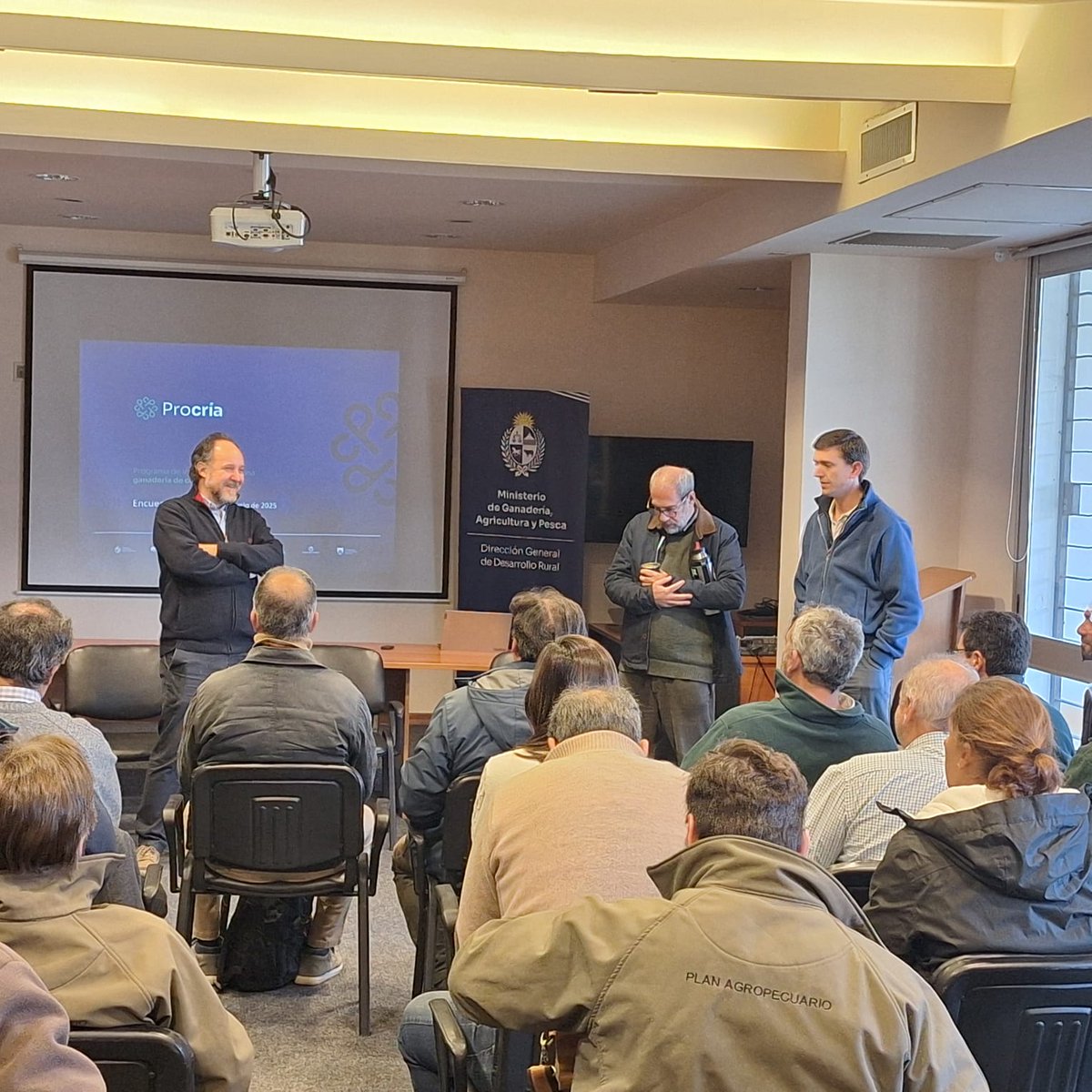 MGAP (@mgapuruguay) on Twitter photo #Hoy se llevó a cabo una jornada de trabajo presencial que reunió en Montevideo a técnicos del <a href="/PlanAgro/">Plan Agropecuario</a> y del #MGAP, quienes desarrollan su labor en todo el territorio nacional. Participaron también, referentes de <a href="/INIA_UY/">INIA URUGUAY</a>. #Hoy se llevó a cabo una jornada de trabajo presencial que reunió en Montevideo a técnicos del <a href="/PlanAgro/">Plan Agropecuario</a> y del #MGAP, quienes desarrollan su labor en todo el territorio nacional. Participaron también, referentes de <a href="/INIA_UY/">INIA URUGUAY</a>.