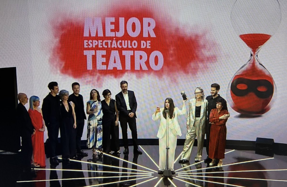 Rosa Badia (@rosabadiarb) on Twitter photo Un homenaje al teatro gana el Max como mejor espectáculo de teatro #CastingLear.
Todos los que hemos tenido la suerte de verlo, creo que estaremos de acuerdo en que se lo merece. Felicidades a todo el equipo y a los valientes 85 actores que aceptaron el reto
<a href="/PremiosMax/">Premios Max</a> Un homenaje al teatro gana el Max como mejor espectáculo de teatro #CastingLear.
Todos los que hemos tenido la suerte de verlo, creo que estaremos de acuerdo en que se lo merece. Felicidades a todo el equipo y a los valientes 85 actores que aceptaron el reto
<a href="/PremiosMax/">Premios Max</a>