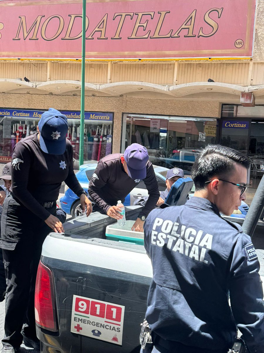 bujia_la's tweet photo. QUE BUEN EJEMPLO !!
APOYAN CON AGUA 
PARA MITIGAR LA SED!!..
Elementos de la policía estatal de seguridad pública PESP y cadetes de la universidad de la seguridad pública USP reparten agua embotellada a personas que están en el centro de la ciudad. CUIDENSE DE LAS TEMPERATURAS 🥵 https://t.co/skEImitE7f