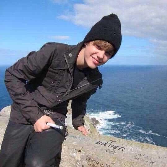 i will never unstan him. he’s done so much for me since 2010 that i’m forever grateful for. his music has helped me through the most shittiest times in my life. i owe so much to him. no matter what he goes through, i will continue to stand by his side and take the hate for it idc