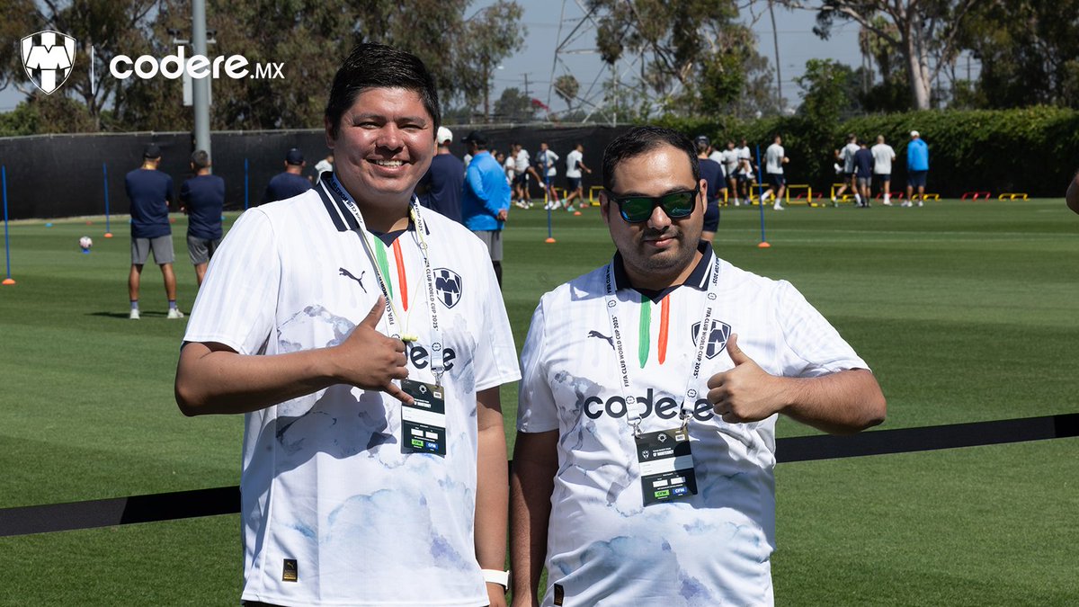 Rayados's tweet photo. Los ganadores invitados por @CodereMX disfrutando del entrenamiento de La Pandilla previo a nuestro debut en Los Ángeles.🤠⚽

#MonterreyAnteElMundo Ⓜ️🌎 https://t.co/GfmK2tqlUN