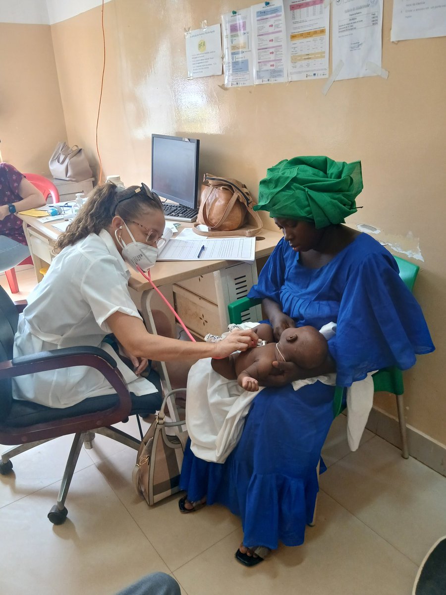 Escuchar con atención, mirar con respeto, tocar con cuidado.
La medicina cubana se basa en el vínculo humano, no en cifras. #CubaSalva #BMCGuineaBissau #VamosPormás #CubaCoopera <a href="/WongCorrales/">Luis Armando Wong Corrales</a> <a href="/TaniaMCruzHdez/">Dra.Tania Margarita Cruz Hernández</a> <a href="/BrunoRguezP/">Bruno Rodríguez P</a>  <a href="/cubaengb/">Embajada de Cuba en Guinea Bissau</a> <a href="/DiazCanelB/">Miguel Díaz-Canel Bermúdez</a>   <a href="/Colaboracionqba/">Unidad Central de Cooperación Médica 🇨🇺</a>