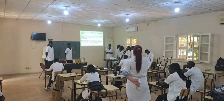 Muchos países no solo reciben ayuda médica, también se benefician de la formación cubana.
Porque enseñar a sanar, también es salvar. #CubaSalva #BMCGuineaBissau #VamosPormás #CubaCoopera <a href="/WongCorrales/">Luis Armando Wong Corrales</a> <a href="/TaniaMCruzHdez/">Dra.Tania Margarita Cruz Hernández</a> <a href="/BrunoRguezP/">Bruno Rodríguez P</a>  <a href="/cubaengb/">Embajada de Cuba en Guinea Bissau</a> <a href="/DiazCanelB/">Miguel Díaz-Canel Bermúdez</a>   <a href="/Colaboracionqba/">Unidad Central de Cooperación Médica 🇨🇺</a>