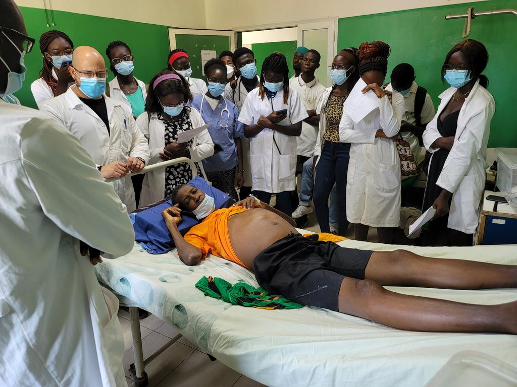 En comunidades remotas donde nadie más llega, ahí está una bata blanca cubana.
Porque la salud no debe depender de la geografía, sino de la humanidad. #BMCGuineaBissau #VamosPormás #CubaCoopera <a href="/WongCorrales/">Luis Armando Wong Corrales</a> <a href="/TaniaMCruzHdez/">Dra.Tania Margarita Cruz Hernández</a> <a href="/BrunoRguezP/">Bruno Rodríguez P</a>  <a href="/cubaengb/">Embajada de Cuba en Guinea Bissau</a> <a href="/DiazCanelB/">Miguel Díaz-Canel Bermúdez</a>   <a href="/Colaboracionqba/">Unidad Central de Cooperación Médica 🇨🇺</a>