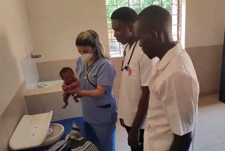 La medicina cubana no solo cura cuerpos, también abraza pueblos.
Nuestra brigada médica trabaja cada día con amor, ciencia y compromiso.
#CubaSalva #BMCGuineaBissau #VamosPormás #CubaCoopera <a href="/WongCorrales/">Luis Armando Wong Corrales</a> <a href="/TaniaMCruzHdez/">Dra.Tania Margarita Cruz Hernández</a> <a href="/BrunoRguezP/">Bruno Rodríguez P</a>  <a href="/cubaengb/">Embajada de Cuba en Guinea Bissau</a> <a href="/DiazCanelB/">Miguel Díaz-Canel Bermúdez</a>   <a href="/Colaboracionqba/">Unidad Central de Cooperación Médica 🇨🇺</a>