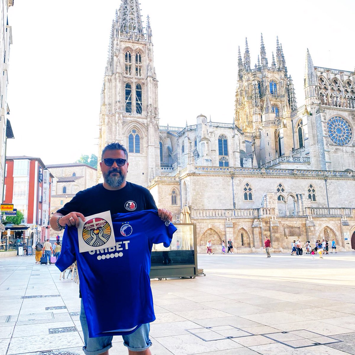 Pues gracias a <a href="/jrgadea/">Jorge Rodríguez</a> ya ha llegado a Burgos la camiseta firmada de Elyounoussi del <a href="/FCKobenhavn/">F.C. København</a> de la subasta solidaria para los afectados de la DANA, todo a través de la asociación DANAmark 🇩🇰