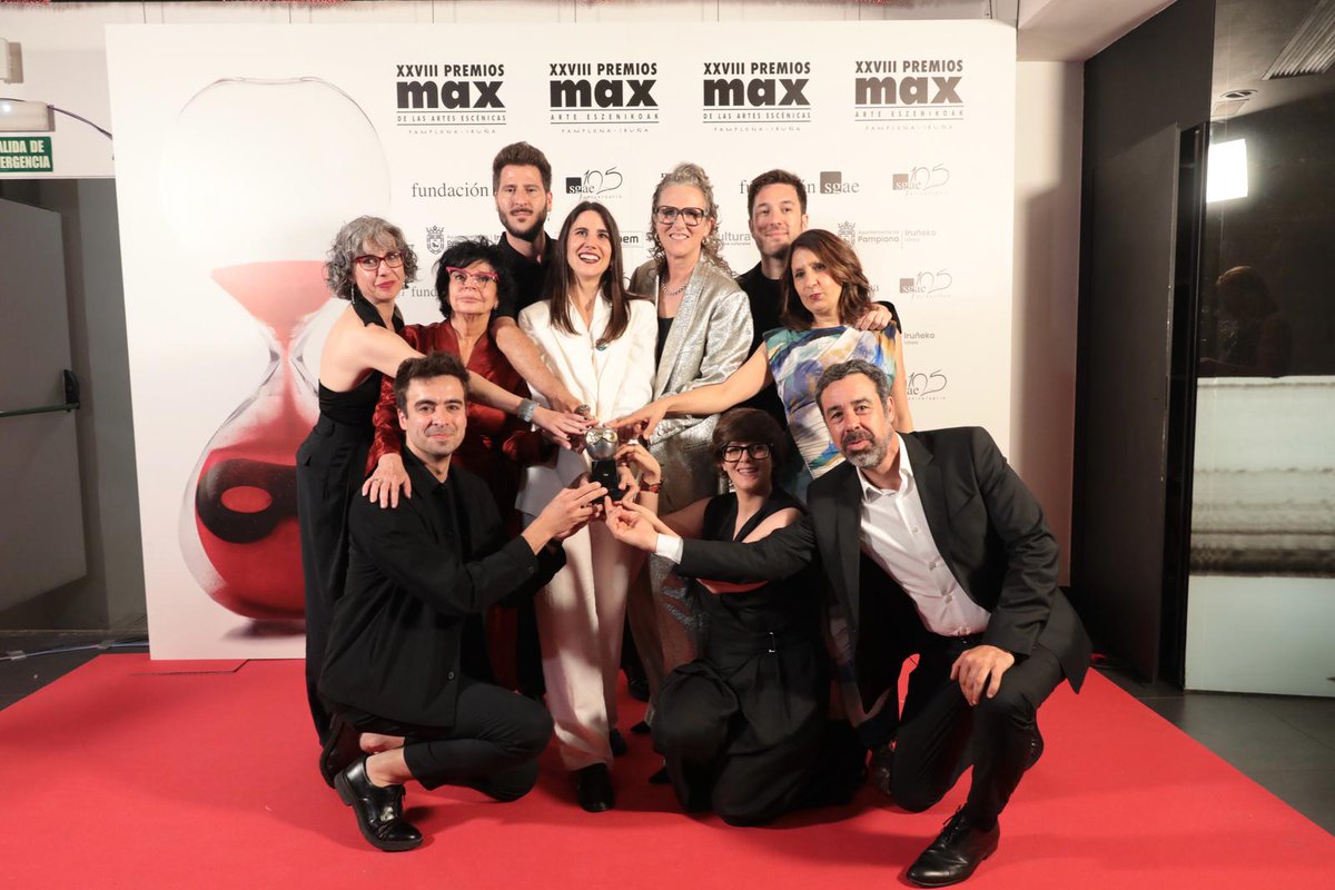 PremiosMax's tweet photo. Si lo piensas, tiene todo el sentido que el #Max2025 al Mejor espectáculo teatral se lo haya llevado un espectáculo que es en sí mismo un homenaje al teatro en todas sus formas, y desde todos sus lados. Una oda a hacer teatro, dirigirlo, producirlo, interpretarlo, financiarlo... https://t.co/q4J08cuX5J