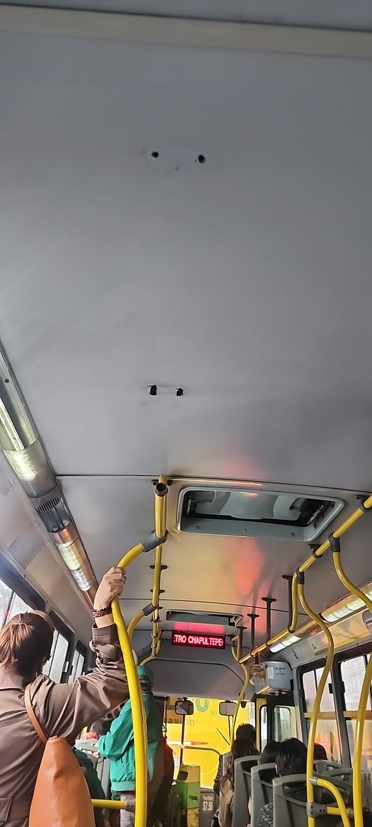 tulipwer's tweet photo. @ClaraBrugadaM @CONGESASADECV Favor de dar atención a al transporte concesionadoque da servicio del Metro la raza línea 3 a Chapultepec, deplorables condiciones y con frecuencia hay cucarachas https://t.co/Kzp7esz5nB