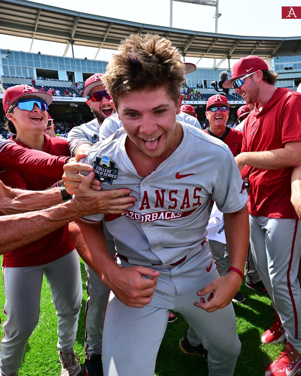 RazorbackBSB's tweet photo. OMAGAWD https://t.co/k6VRkoCKWh