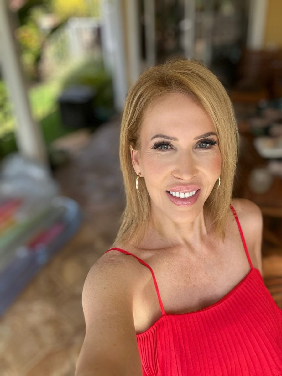 This smile? It’s how I start trouble on a Monday. 😈😉
XOXO 💋 
onlyfans.com/ericalauren
#OnlyFans #monday #NewWeekNewVibes 
#gilf #mature #smile