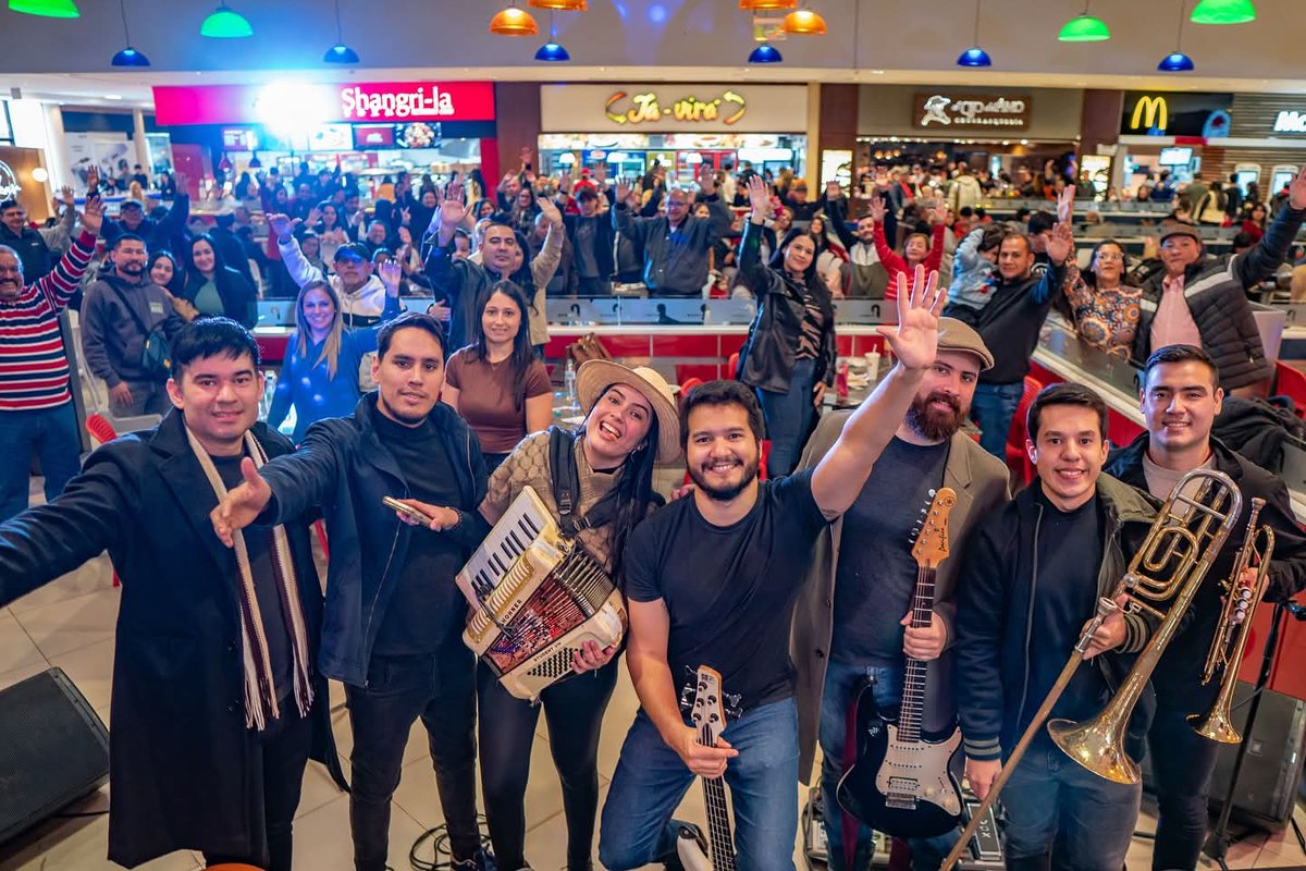 pantafolk's tweet photo. Postal de nuestro show en vivo por el día de los Padres en el Pinedo Shopping ✨
Gracias a los presentes y gracias a los nuevos seguidores ❤️ 
Aguyje @PinedoShopping 🇵🇾
.
.
#pantafolk 
#paraguay 
#folklore 
#diadelpadre 
#pinedoshopping 
#showenvivo 
#fotografia https://t.co/QerZhtmtWQ