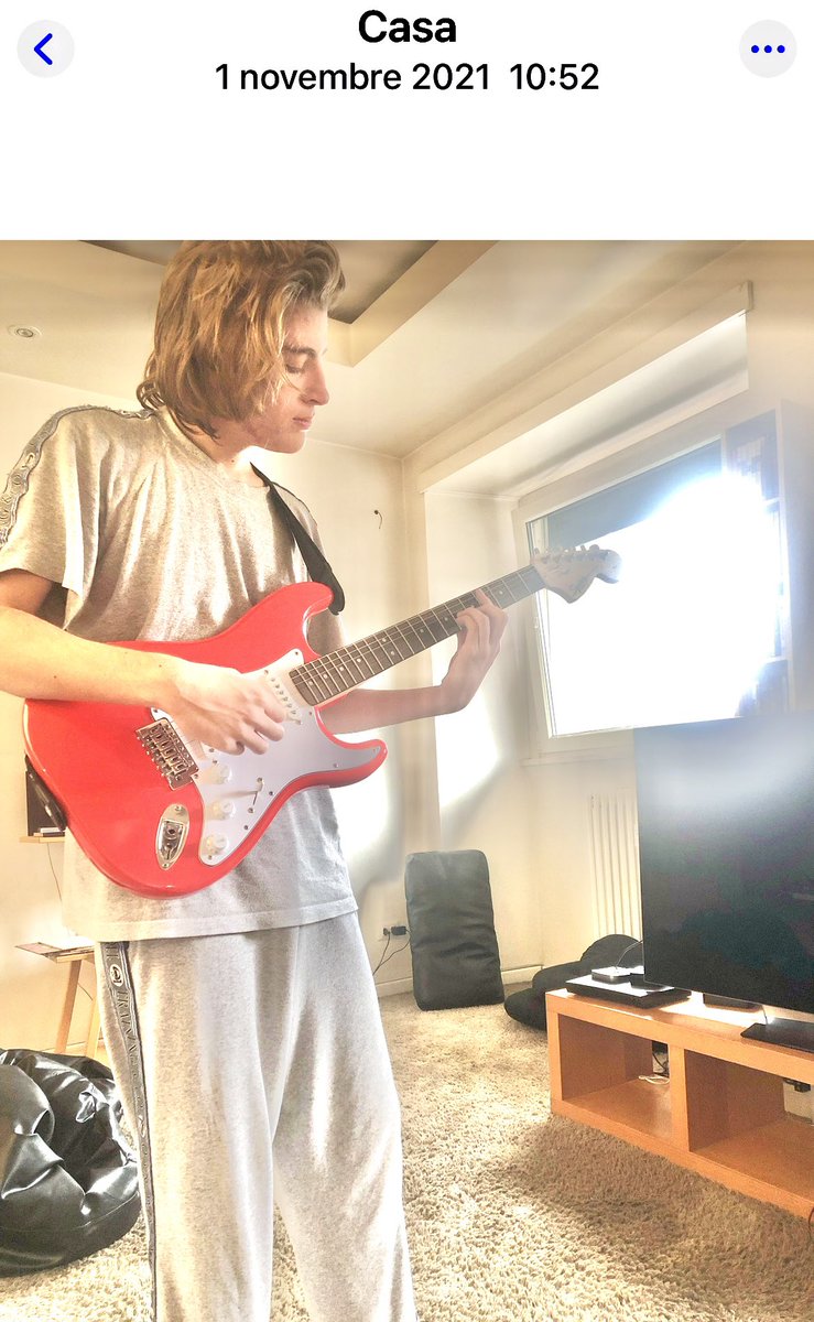 Pensa la mattina che compi 18 anni, e ti svegli e ti trovi in mano la chitarra che volevi. Pensa a quanto maledettamente sei fortunato tu che gliela hai regalata a puoi ancora sentirla suonare. 
Fra ❤️