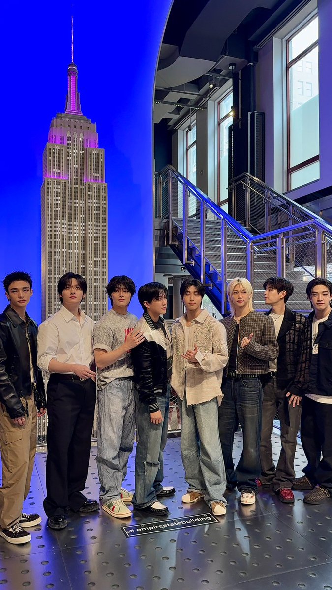 staysday6's tweet photo. lee know's so cute looking up 🥹 https://t.co/dAG6DlQZ5f