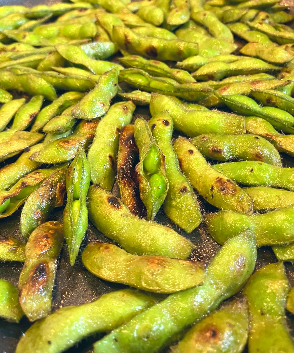 枝豆は、水で洗って塩もみし、中火で10分、ごま油を加えてさらに5分焼くと、美味しく仕上がります。