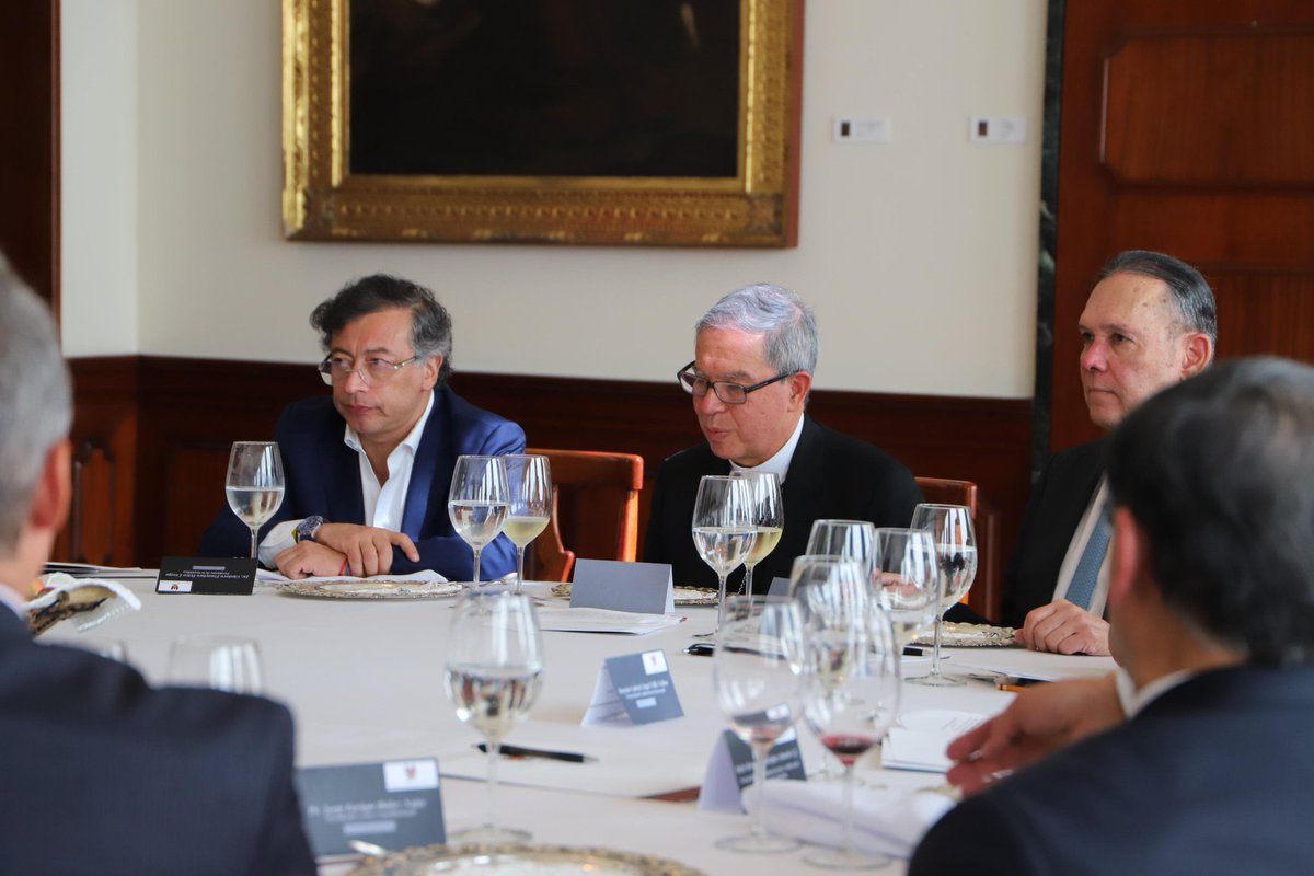 🚨#AEstaHora se realiza el encuentro de altas autoridades convocado por la <a href="/episcopadocol/">Conferencia Episcopal de Colombia</a>. Asisten el presidente <a href="/petrogustavo/">Gustavo Petro</a>, los presidentes de <a href="/SenadoGovCo/">Senado de la República 🇨🇴</a> y <a href="/CamaraColombia/">Cámara de Representantes de Colombia</a>, así como los titulares de <a href="/PGN_COL/">Procuraduría General de la Nación</a>, <a href="/CGR_Colombia/">Contraloría General de la República de Colombia</a> y otros altos funcionarios del Estado.