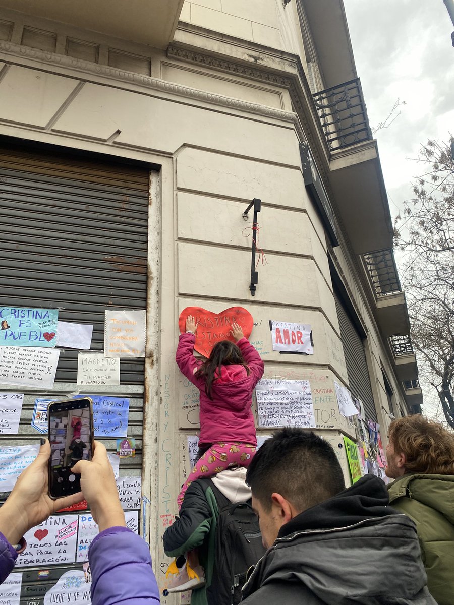 belenperalt4's tweet photo. Quieren bajarla y no saben cómo hacer 💖 Siempre con Cristina 💖 https://t.co/bxBHcY9wBE