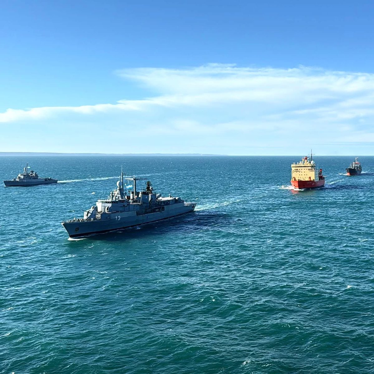 SA_Defensa's tweet photo. 📍#Argentina (🇦🇷)

The @Armada_Arg held a #PHOTOEX operations off the coast as part of the operational naval exercises between surface units, naval infantry, and naval aviation forces.

📸: @Armada_Arg https://t.co/SyGoQwbGuz