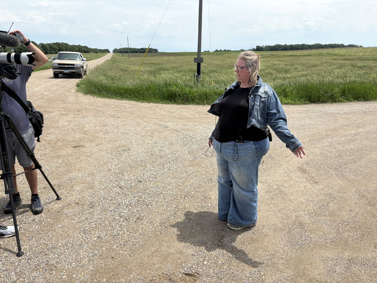 JDLauritsen's tweet image. Earlier today, we interviewed Wendy Thomas. She was the woman who spotted Vance Boelter in a marsh near her neighbor’s property. The second picture shows the path where Boelter crawled out of the wetland and law-enforcement arrested him. 