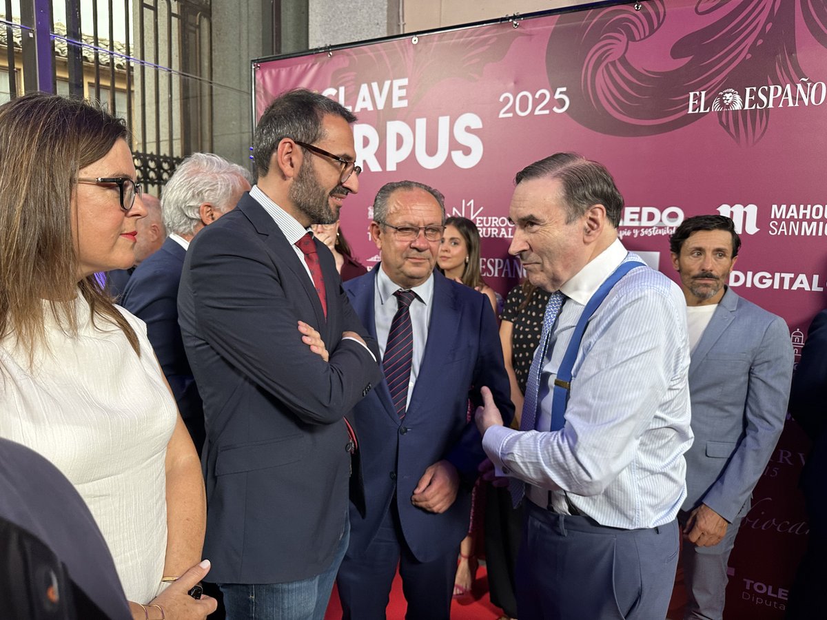 jaruiz45's tweet photo. Hoy he asistido al #EnClaveCorpus, una cita que marca el inicio de una semana grande en Toledo. Desde el Gobierno de #CastillaLaMancha, felicitamos a #ElDigitalCLM y #ElEspañolCLM por este encuentro y su labor periodística en la región. https://t.co/lsjrQq4wpd
