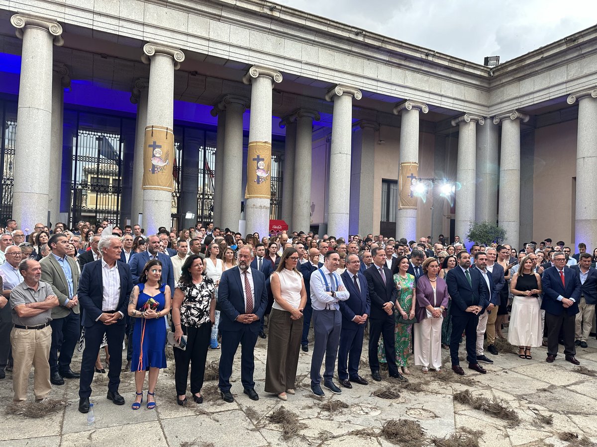 jaruiz45's tweet photo. Hoy he asistido al #EnClaveCorpus, una cita que marca el inicio de una semana grande en Toledo. Desde el Gobierno de #CastillaLaMancha, felicitamos a #ElDigitalCLM y #ElEspañolCLM por este encuentro y su labor periodística en la región. https://t.co/lsjrQq4wpd