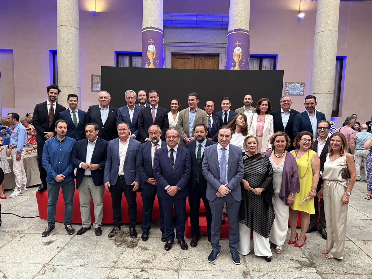 jaruiz45's tweet photo. Hoy he asistido al #EnClaveCorpus, una cita que marca el inicio de una semana grande en Toledo. Desde el Gobierno de #CastillaLaMancha, felicitamos a #ElDigitalCLM y #ElEspañolCLM por este encuentro y su labor periodística en la región. https://t.co/lsjrQq4wpd
