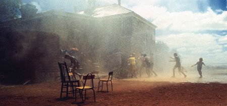 En La última ola (1977) Peter Weir cierra el círculo de su penetración en lo onírico, que pone en circulación en Picnic en Hanging Rock. Relato apocalíptico que se nutre de lo telúrico, de la magia y del chamanismo, para construir una crítica sobre la civilización y la razón.
