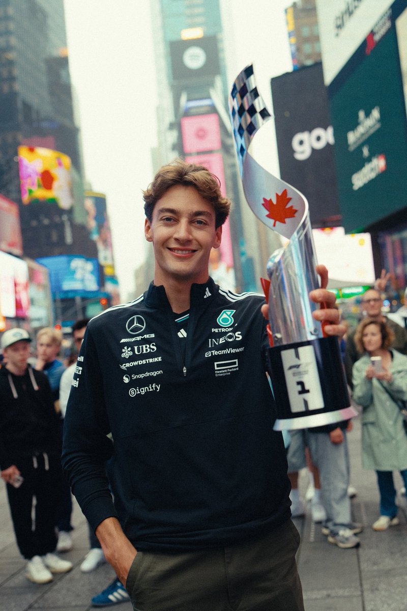 MercedesFRteam's tweet image. George Russell est présent à l'avant 1er du film F1

Pour l'occasion il a apporté le trophée de la P1 du GP du Canada !

#F1 #CanadianGP