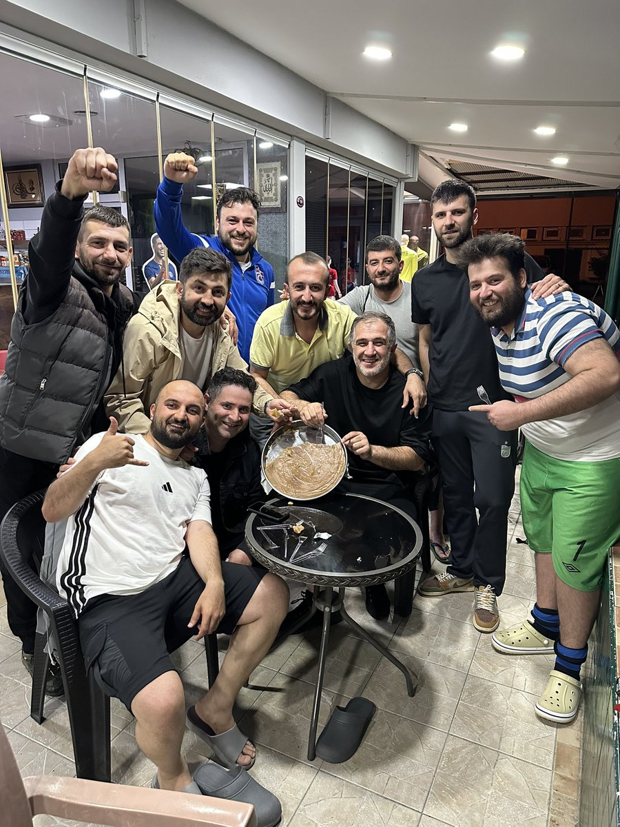 Vira Poyraz bu akşam oynadığı etkili futbol ve aldığı farklı skor ile 4’lü finale kalmayı başardı. 
Maç sonu VİRATHİNAİKOS takımının helvasını yiyerek  galibiyeti kutladık…#takımruhu <a href="/viraligi2024/">Vira Halı Saha Ligi</a>