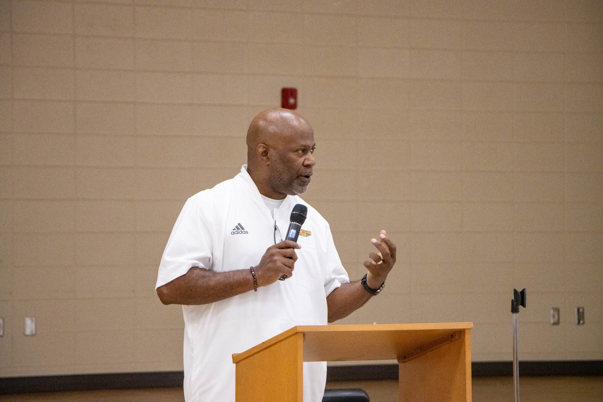 HPSD's tweet photo. This past Saturday, HPS hosted its 4th annual Men Matters Conference at Grace Christian Elementary School 

Keynote speaker Mitch Williams brought the heat with his message “Leading from the Front,” challenging men to step up and lead with purpose. https://t.co/Nj3rUnXXIH