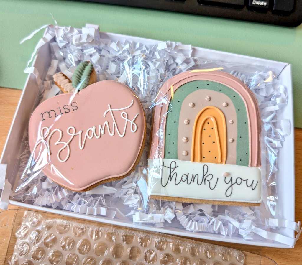 SecondaryEng's tweet image. Far too generous and far too pretty to eat 😍 What a kind gift from a truly wonderful student. ✨ #classof2025