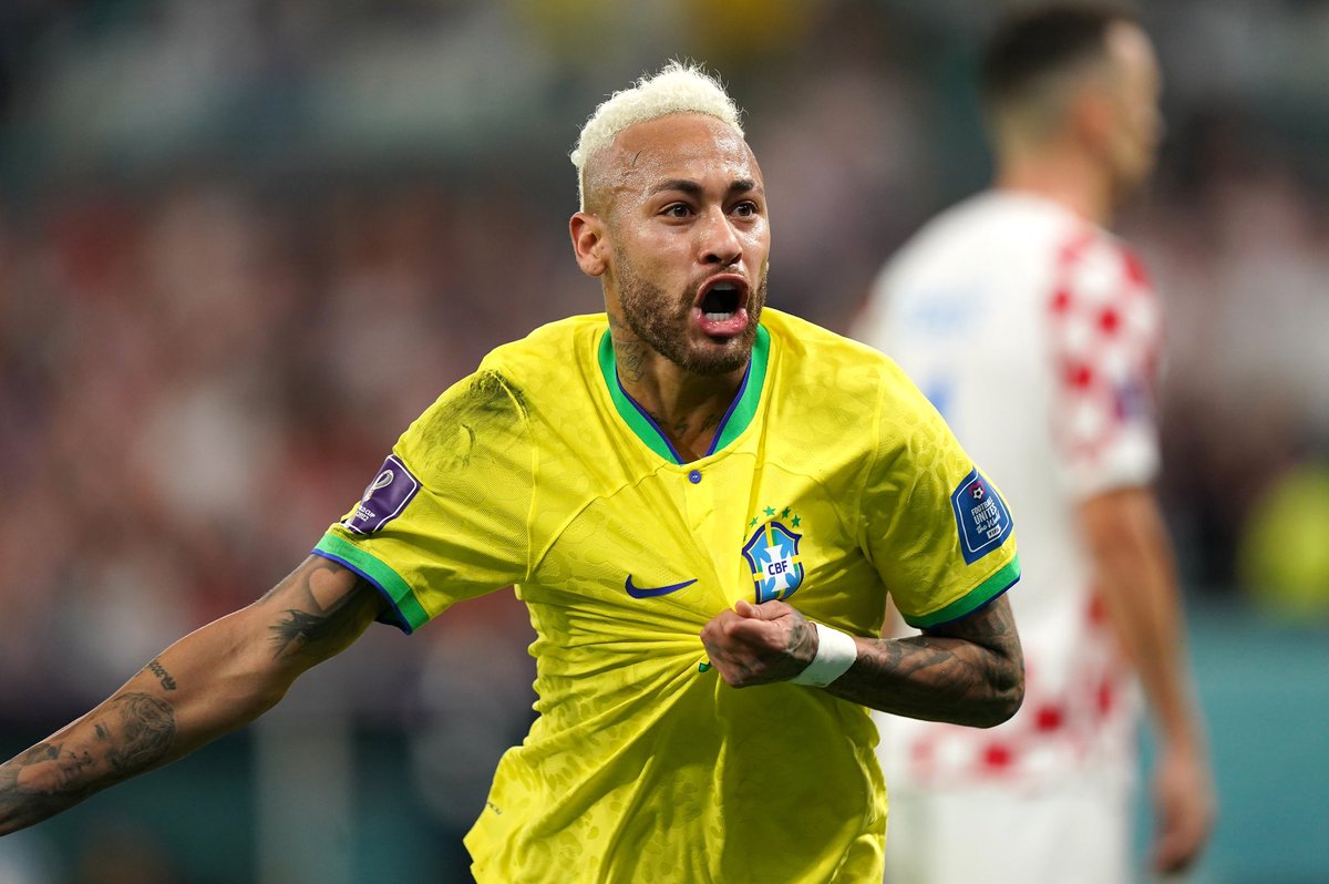 ActuFoot_'s tweet photo. 🗣️ « ON VA ENCORE SE PRÉPARER POUR UN RÊVE IMPOSSIBLE… 𝗚𝗔𝗚𝗡𝗘𝗥 𝗟𝗔 𝗖𝗢𝗨𝗣𝗘 𝗗𝗨 𝗠𝗢𝗡𝗗𝗘 ! » 🤩🇧🇷

L’objectif est clair pour Neymar Senior concernant son fils.

Le club où il jouera la saison prochaine aura un joueur déterminé et avec un objectif en tête. 😤

🎙️ @lequipe