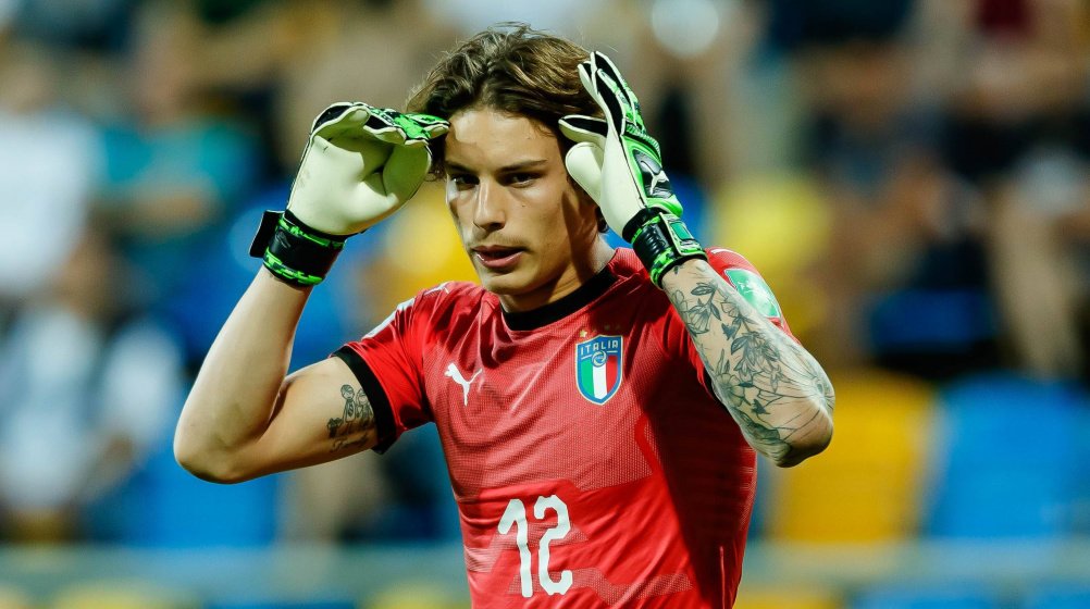 AliceTalksFooty's tweet photo. If Man Utd manage to offload Onana, a name to watch is Marco Carnesecchi — believed to be available for around £34m.

Amorim and the club want a new GK, but selling Onana remains tricky due to his book value and wages.

He was told months ago he could find a new club.
Saudi is the most realistic option, but no movement yet.

A lot of United’s summer plans still depend on who they can sell.

(A few briefs today over Onana staying due to this being a strong possibility).