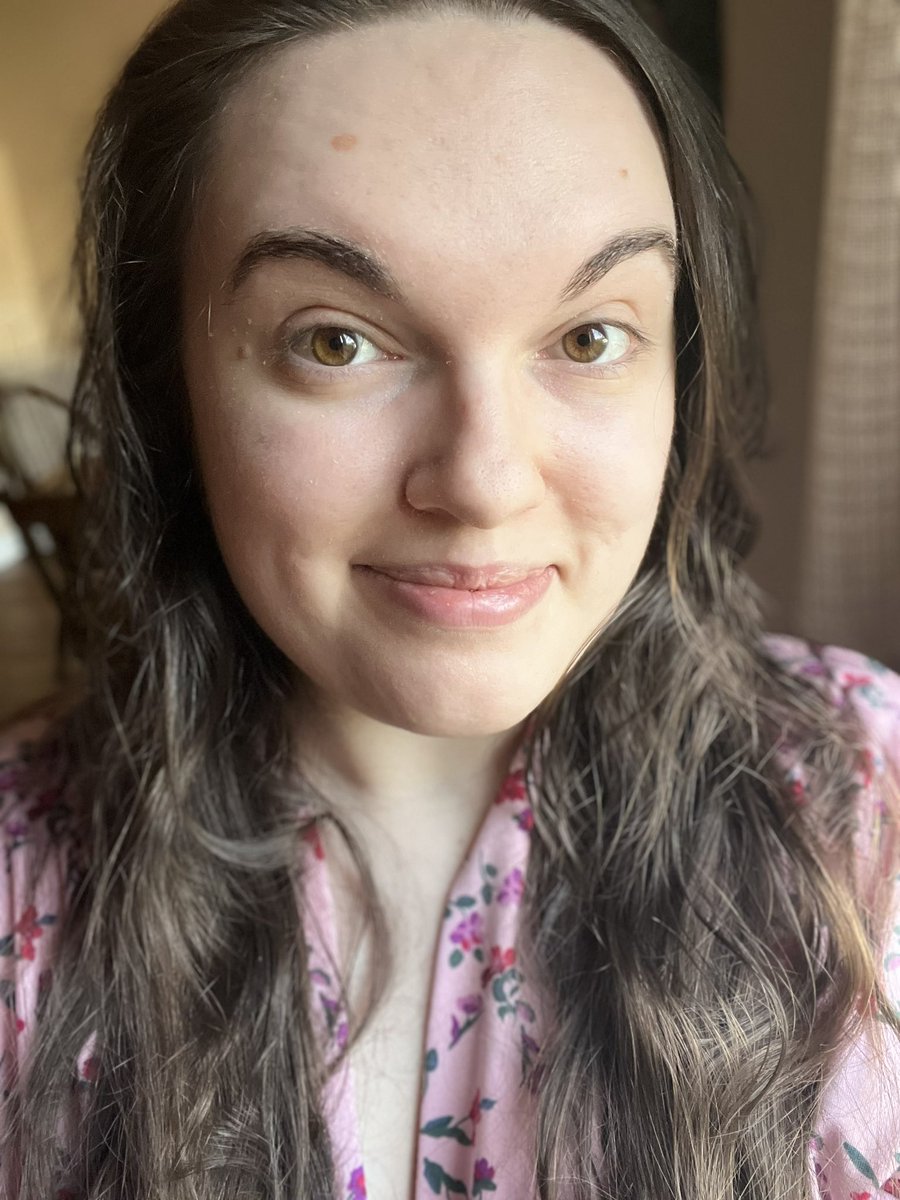 DanaGricken's tweet photo. Showered and chilling tonight. Have a lovely evening, all! ♥️ #makeupfree https://t.co/2ybAgm8Ubu