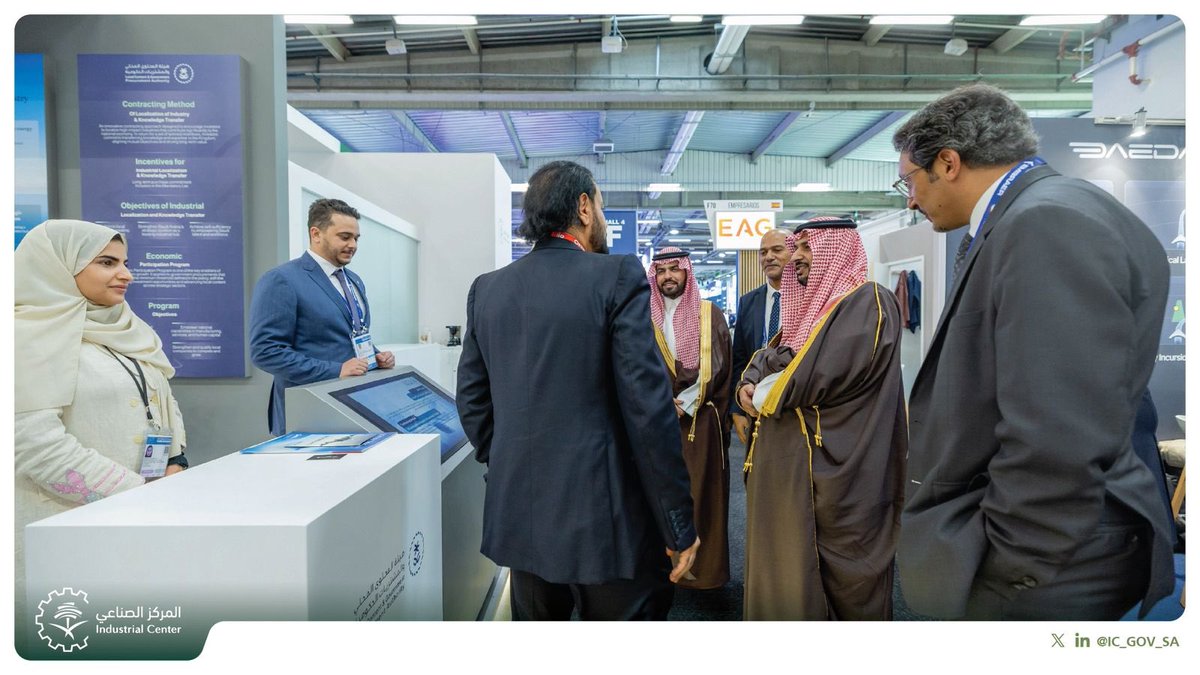 ic_gov_sa's tweet photo. افتتح وكيل وزارة #الصناعة_والثروة_المعدنية للاستراتيجيات والقطاعات الصناعية المهندس عبدالعزيز الأحمدي، اليوم جناح #المركز_الوطني_للتنمية_الصناعية بمشاركة عدد من جهات منظومة الصناعة، وذلك ضمن أحداث #معرض_باريس_للطيران.

#نمكن_نطور_الصناعه https://t.co/6JDWo6C7DO